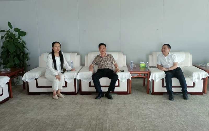 岳氏集團(tuán)董事長(zhǎng)岳平安、北京中郵鴻運(yùn)董事副總黃貴斌拜訪中展航空
